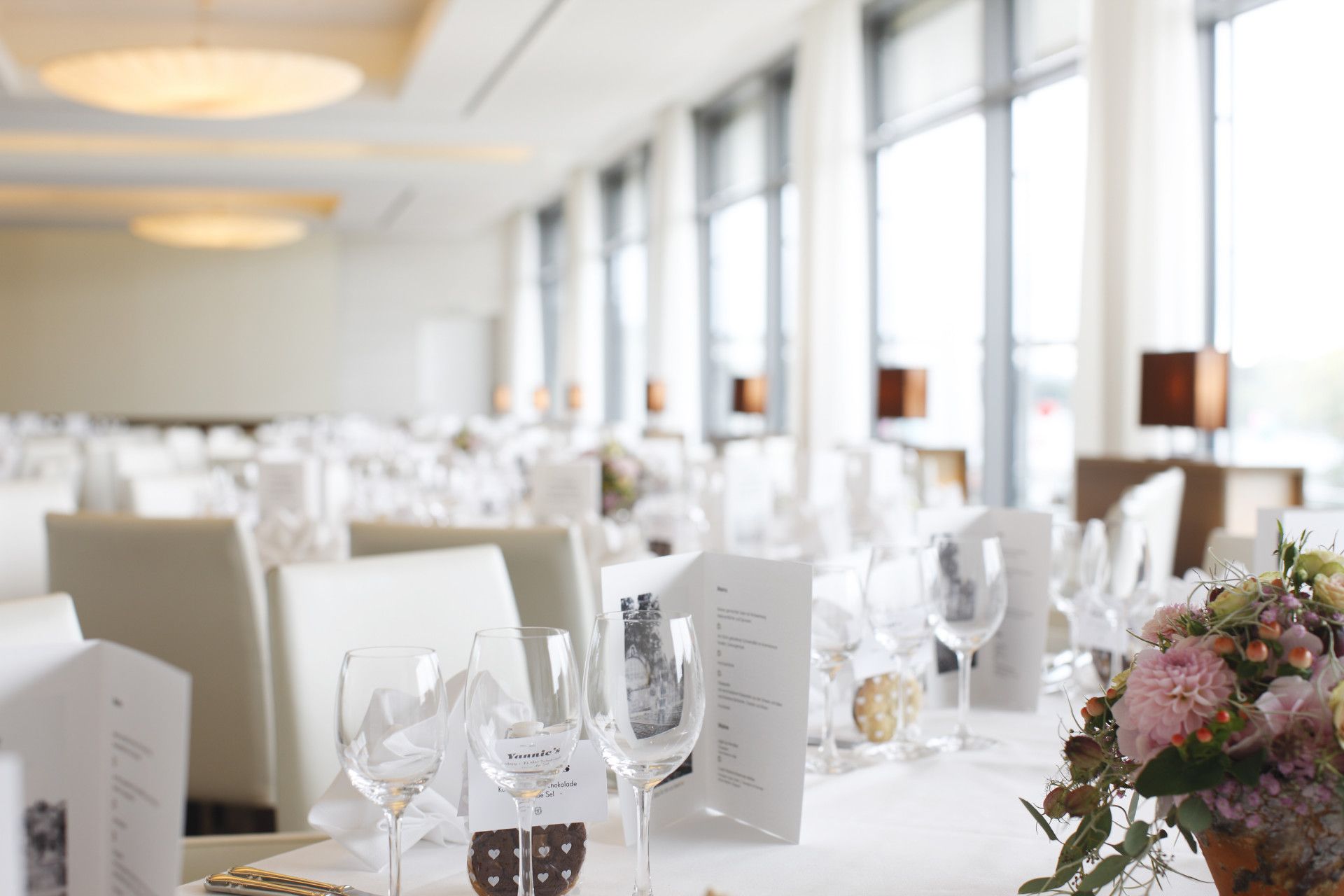 Restaurant im Park-Hotel am Rhein mit gedeckten Tischen für Bankett