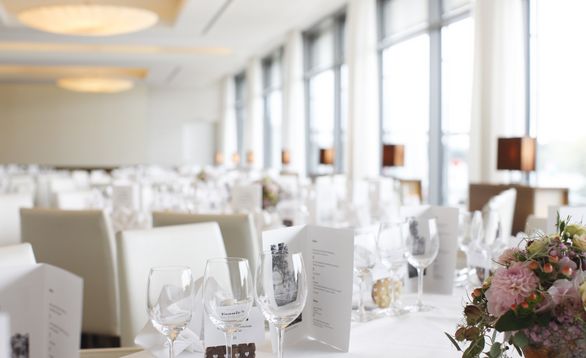 Restaurant im Park-Hotel am Rhein mit gedeckten Tischen für Bankett