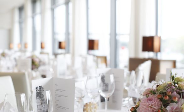 Restaurant im Park-Hotel am Rhein mit gedeckten Tischen für Bankett