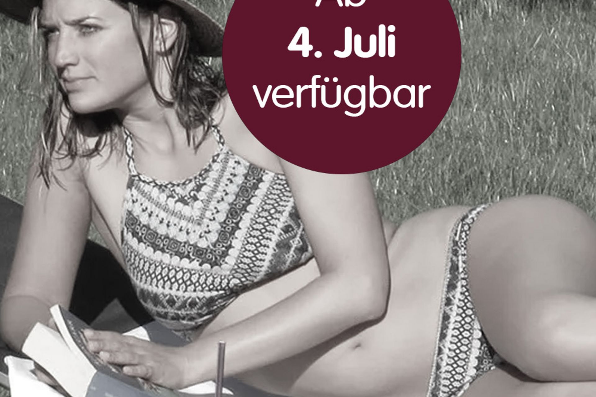 Eine Frau mit Strohhut entspannt im Bikini auf einer Liege im Grünen und hält ein Buch. Im Vordergrund steht ein Erfrischungsgetränk, darüber ein runder, weinroter Button mit der Aufschrift „Ab 4. Juli verfügbar“.