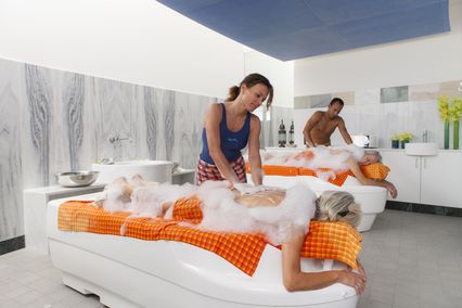 Seifenschaum-Paar-Massage in der Massage-Lounge