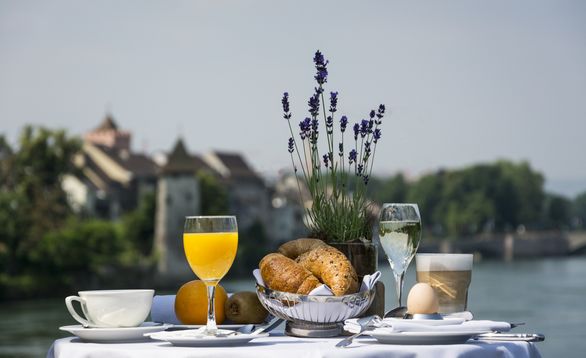 Tisch gedeckt mit Frühstück auf Rheinterrasse
