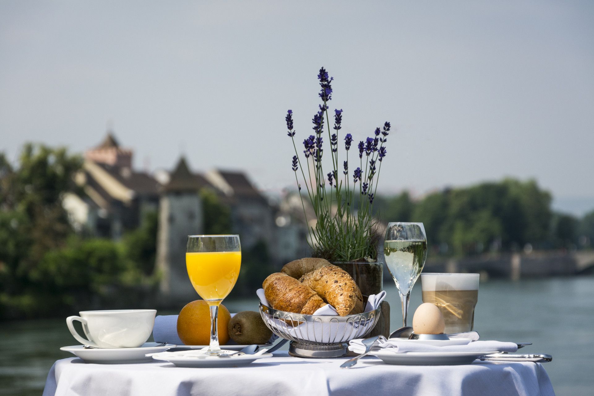 Tisch gedeckt mit Frühstück auf Rheinterrasse