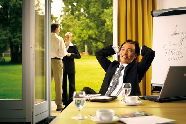 Mann entspannt sich während Kaffeepause im Seminarraum Plenarsaal