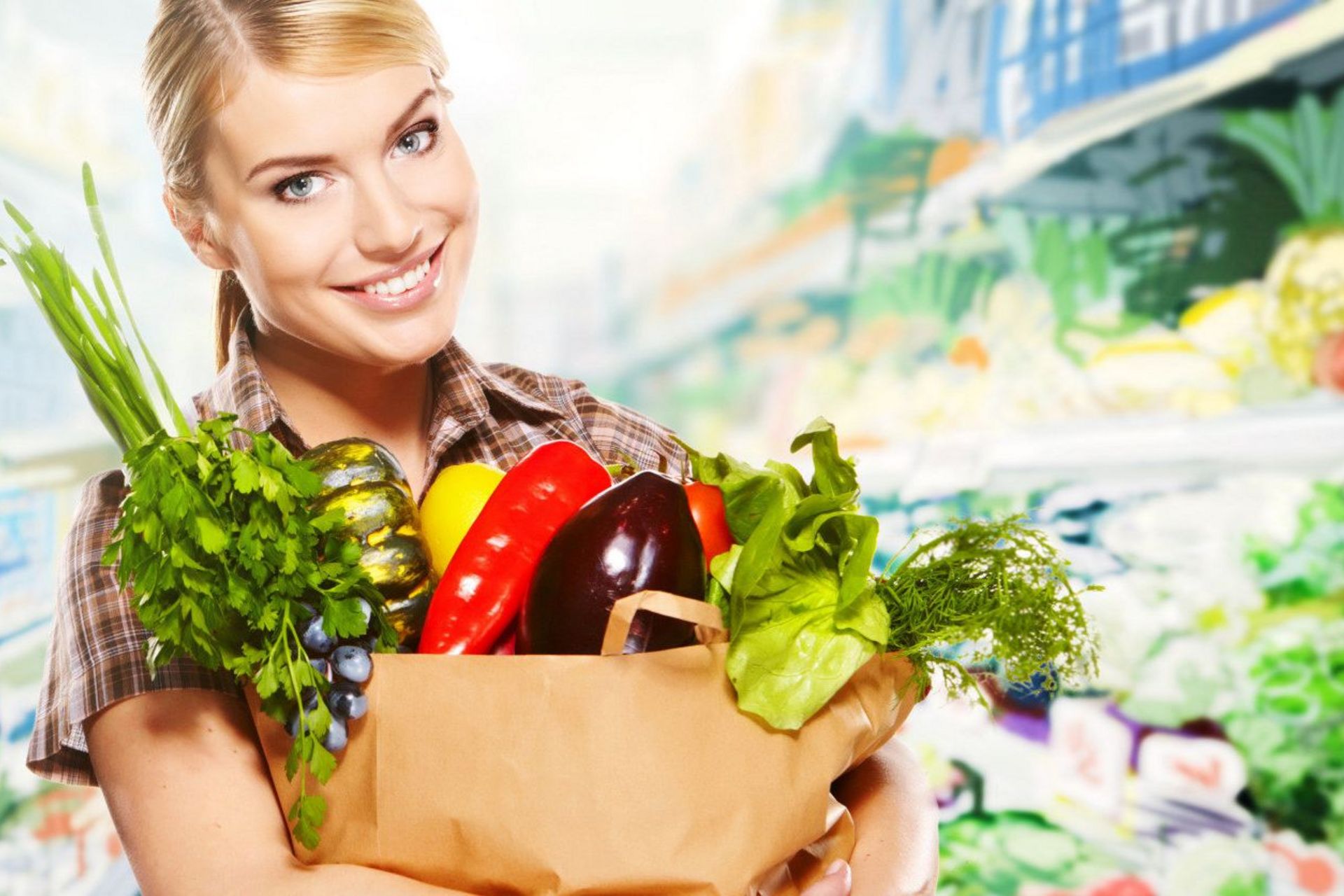 Frau in Supermarkt mit Einkaufstüte, gefüllt mit gesunden Lebensmitteln