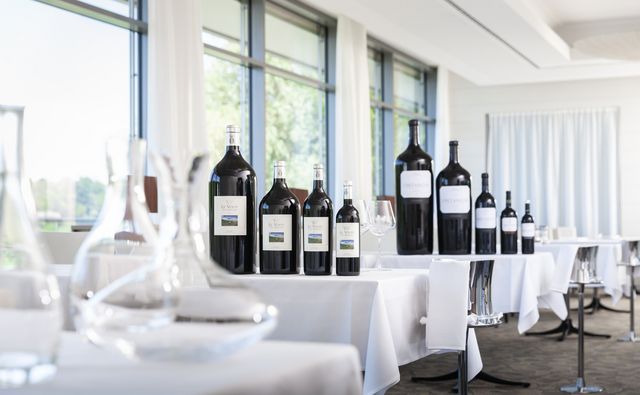 Weinflaschen in verschiedenen Grössen auf Tisch