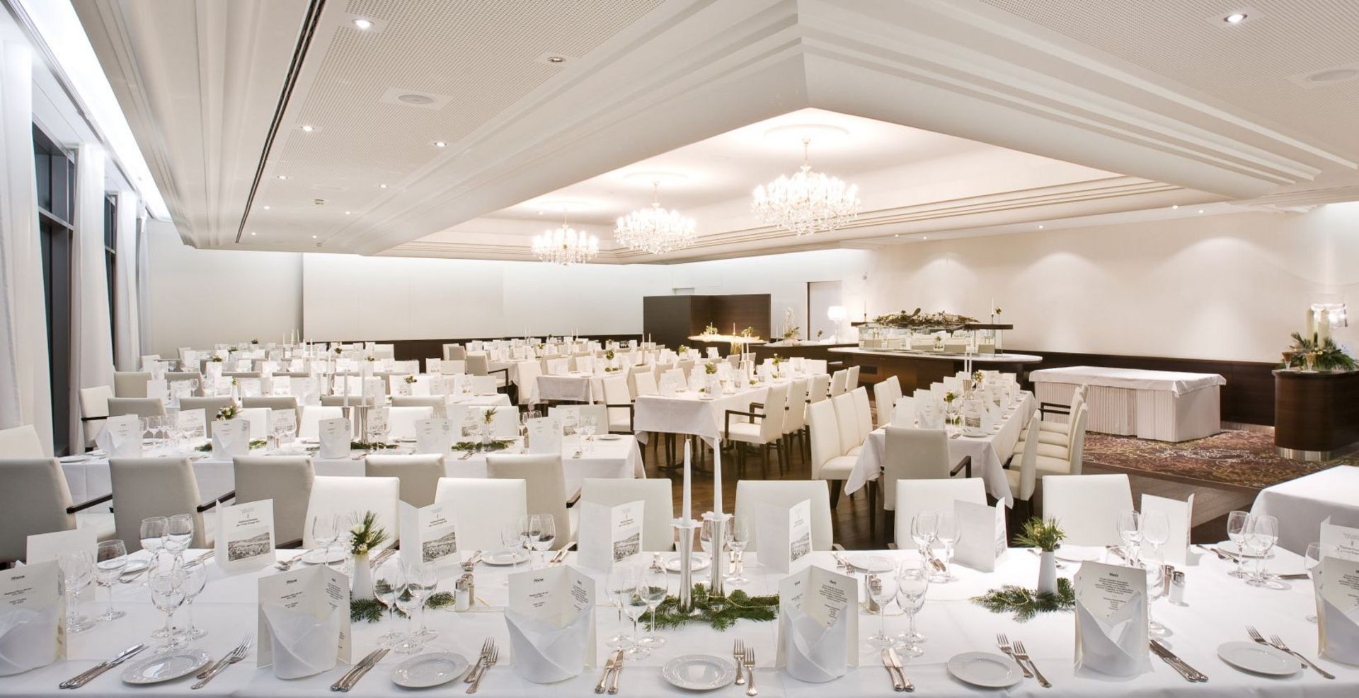 Restaurant im Park-Hotel am Rhein mit gedeckten Tischen für Bankett